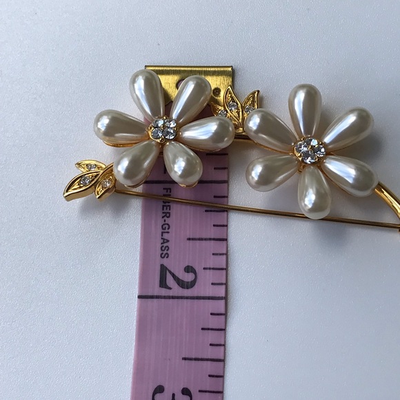 Joan Rivers Faux Pearl Flower Pin Brooch - Picture 7 of 7